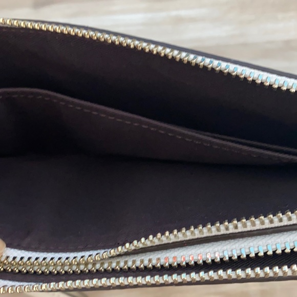 ❤️ Coach Khaki Ivory Logo Double Zip Wallet with Wrist Strap NWT - Picture 4 of 12